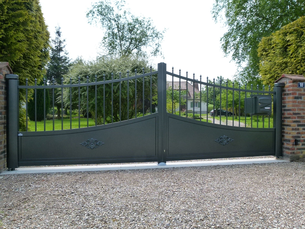 Elegantes Toranlage aus Metall von Pfalz Zaun